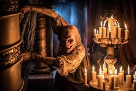 Aceasta isi doreste o crestere in functie si are ca si competitor un coleg competent. Baba Cloanta Film Horror