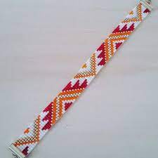 Le Bracelet Est Tisse A La Main Il Est Compose De Cinq Couleurs De Perles Miyuki Rouge Orange Blanc Loom Bands Art Lie Aux Perles Motifs Tissage De Perles