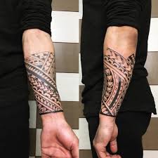 Tattoo Bedeutung Mann Mit Tatowierung Mit Samoanischem Motiv Arm Arm Samoantattoos Polynesian Tattoo Designs Tribal Forearm Tattoos Samoan Tattoo