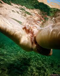 Jolie blue ocean with prosthesis. Masturbating Underwater Nude Girls Pictures