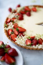Panna Cotta Tarte Mit Erdbeeren Holunderbluten Tonkabohne Rezept Panna Cotta Lebensmittel Essen Und Tonka Bohne