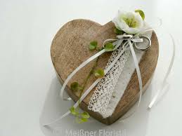 Ringkissen Ringkissen Holz Herz Creme Vintage Ein Designerstuck Von Meissner Floristik Bei Dawan Ringkissen Hochzeit Ringkissen Holz Blumenschmuck Hochzeit