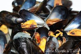 Moules Marinieres A La Creme Tout Le Monde A Table Avec Images Moules A La Vapeur Moules Marinieres Cuisiner Des Moules