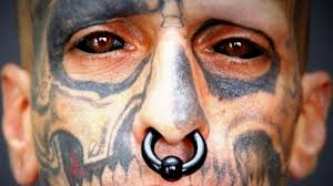 D'un tatouage de l'œil et plus précisément de la sclère (« blanc » de l'œil, ndrl). Rodrigo Fernando Dos Santos L Homme Qui S Est Fait Tatouer Le Blanc Des Yeux