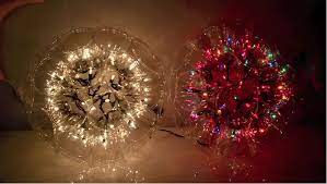 Vista dall'alto di tazze bianche e di plastica su sfondo blu. Come Realizzare Una Sfera Di Luci Con I Bicchieri Di Plastica