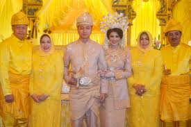 Baju kurung merupakan baju adat melayu anak perempuan yang berada di provinsi riau. 74 Gaya Baju Pengantin Adat Melayu Deli Kekinian Modelbaju Id