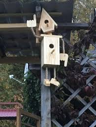 Alle Voglein Her Zu Mir Holz Im Garten Baumstamm Garten Tierhauser