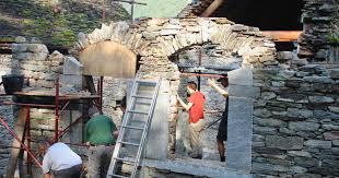 Workshop di architettura tradizionale in pietra nel villaggio ...
