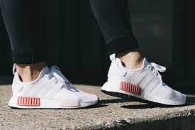 Der adidas nmd r1 ist auch als adidas nmd runner bekannt. Adidas Nmd R1 Weiss Rosa Seitlich Defshop Magazin