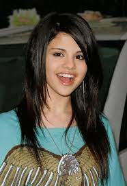 Selena Gomez Lovely Straight Hairstyles With Bangs Hairstyles Weekly Selena Gomez Hair Girl Haircuts Girl Hairstyles
