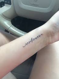 Alcuni nostri lettori ci chiedono chiarimenti sull'origine, il significato, la grafia con il significato di 'capacità di sostenere gli urti senza spezzarsi', la parola resilienza ha guadagnato. Tatuaggio Resilienza Idee Originali E Significato Tattoomuse It Tatuaggi Idee Per Tatuaggi Tatuaggi Carini