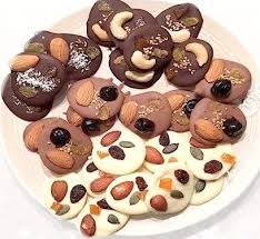 Un Mendiant Est Une Confiserie Francaise Traditionnelle Composee D Un Disque De Chocolat Parsem Recette Facile Raisins Secs Au Chocolat Recette Biscuit De Noel