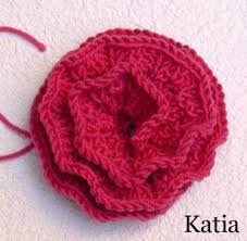 C Est Dans L Excellent Numero De Idees Couture Broderie N 13 De Novembre Que J Ai Trouve Ces Modeles De R Fleurs Tricotees Fleurs En Tricot Tricot Et Crochet
