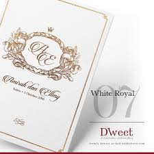 Kepada bakal raja sehari yang akan melansungkan perkahwinan pada tahun 2020 & 2021, sekarang adalah masa sesuai untuk membuat tempahan. White Royal 07 New Collection White Royal Khas Untuk Mereka Yang Menyukai Design Simple Te Invitations White Wedding Invitations Kad Kahwin