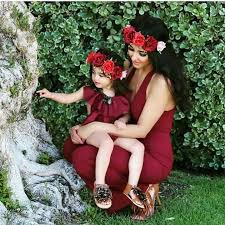 صور ام وابنتها خلفيات انستغرام ازياء ام وابنتها اخبار العراق Mom Daughter Outfits Mother Daughter Fashion Mommy Daughter Outfits