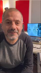 Markos Liviano, todo un jefazo mezclando en directo o estudio. Además de  tremendo músico y productor, me envía este video.Gracias amigo😘El mezcló  mis discos ❤️