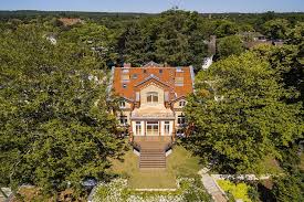 Dabei spielt es kein rolle, ob sie in einer eher kleinen stadtwohnung oder in einer großen villa leben, denn unser sortiment bietet für jeden wohnraum das passende möbelstück. A Historic Mansion In A Quieter And Greener Part Of Berlin Mansion Global