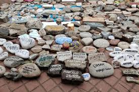 A diferencia de las flores, como es costumbre en las ceremonias cristianas, las piedras sobre las lápidas buscan ser un tributo duradero convertido en símbolo de respeto eterno. Oabipxatmi7rpm