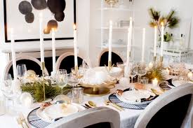 Setting the table these days is usually an unfussy affair. 9 Fresh Modern Christmas Table Setting Ideas