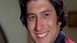 عمر خورشيد​ عازف غيتار وممثل ومؤلف موسيقي، ورائد في تطويع الغيتار لعزف الموسيقى الشرقية. Ù…Ù‡Ø§ Ø£Ø¨Ùˆ Ø¹ÙˆÙ ØªÙØ¶Ø­ Ø¹Ù„Ø§Ù‚Ø© ØµÙÙˆØª Ø§Ù„Ø´Ø±ÙŠÙ Ø¨Ù…ÙˆØª Ø¹Ù…Ø± Ø®ÙˆØ±Ø´ÙŠØ¯ ÙˆØ³Ø¹Ø§Ø¯ Ø­Ø³Ù†ÙŠ Ø§Ù„Ø¬Ù…Ø§Ù„ Ù†Øª