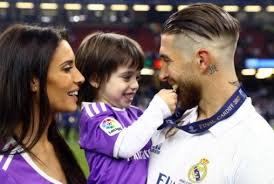 Wenn spanien auf dem spielfeld steht, geht der blick ganz schnell zu sergio ramos, dessen frau pilar rubio ihn meist von der tribüne anfeuert. Sergio Ramos Jr Pilar Rubio Real Madrid Champions League 12 Duodecima Cardiff 2017 Real Madrid Real Madrid Champions League Real Madrid Players