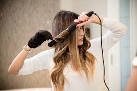 When using a blow dryer, you can enhance the curl in wavy hair without damaging it, if you use the right products. Tutorial Everyday Waves