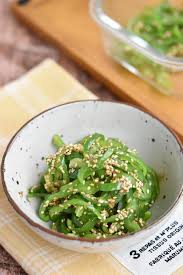 時間が経っても変色しないので お弁当に入れると色鮮やか そのひみつは ごま油 あっという間に完食する美味しさです 切ったピーマンを耐熱ボウルに入れてレンジで加熱して 後は調味料加えて味付けするだけ レシピ 料理 料理 レシピ