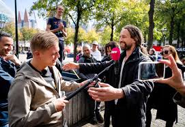 Engel klaagt de wetenschapper aan voor smaad en laster. Viruswaarheid Leider Willem Engel Thuis Aangevallen Nrc