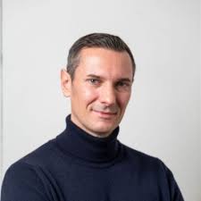 With the commodity trader bonus numbers 💰 I've heard lately I figured it  was opportune time for me to moonlight as property agent again.‏