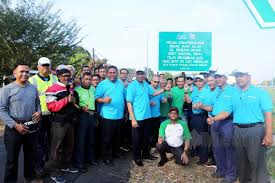 Corporate social responsibility (csr) adalah suatu program yang di buat untuk menjadi jembatan bagi perusahaan dan masyarakat sekitar untuk berkomunikasi. Prihatin Menjaga Komuniti Jajaran Lebuh Raya