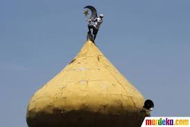 Pada umumnya catatan sejarah menyatakan bahwa simbol bulan sabit dan bintang mulai diasosiasikan dengan islam ketika dinasti ustmaniyah (ottoman) berkuasa. Foto Kisah Para Pembersih Bintang Dan Bulan Sabit Di Puncak Masjid Merdeka Com