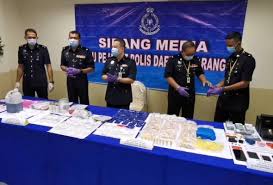 Contoh yang biasanya terdapat di malaysia ialah jenis dadah syabu. Pasangan Bertunang Dicekup Dengan Dadah Lebih Setengah Juta Ringgit Di Marang Astro Awani