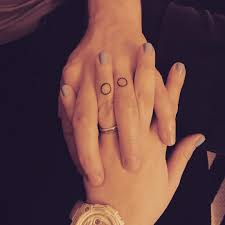 Tato di pergelangan tangan, tato tangan tribal, tato tangan wanita, tato tangan tulisan, tato simpel di lengan, tato lengan simple, tato tangan keren, tato batik simple, gambar henna di jari tangan simple sumber : 15 Desain Tato Couple Nan Simpel Nggak Cuma Bermakna Tapi Juga Manis Dilihatnya