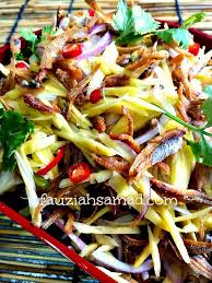 There are also sambal ikan bilis (salted fish sambal) and sambal sotong (squid sambal), which for me are disappointingly not spicy. Kerabu Mangga Dengan Ikan Bilis Garing