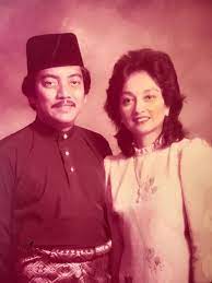 Tiada yang menggembirakan che puan sarimah dan suaminya, tunku nadzimuddin tunku mudzaffar pada tarikh hari ini, setahun yang lalu. Couple Spotlight 50 Years Of Love With Tunku Dara Naquiah Tunku Datuk Mudzaffar Tatler Malaysia