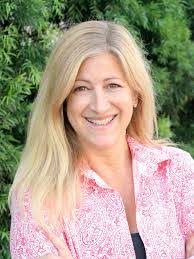 Danielle Arsenault's Instagram, Twitter & Facebook