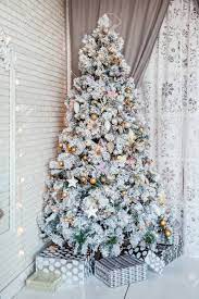Si aún te quedan dudas o quieres recibir algunos trucos y consejos sobre. Clasico Fondo Interior De Navidad Blanca Arbol Nevado De Ano Nuevo Decorado Con Regalos Y Guirnalda Intermitente Fotos Retratos Imagenes Y Fotografia De Archivo Libres De Derecho Image 89314532