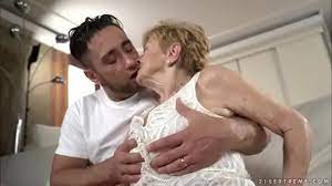 ViejA con joven - XVIDEOS.COM
