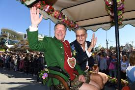 Das bedeutet, sie dürfen höchstens in ausnahmefällen in eine eigens ausgesuchte wohnung ziehen. Homo Segen In Munchen Patrick Lindner Tauscht In Katholischer Kirche Ringe Kath Ch