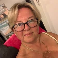 Helen Blackmore (@HelenBlackmor19)