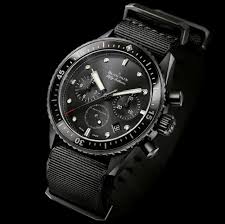 11) show and emphasize the vast distance between the lives of blacks and whites. 5 Besten All Black Herrenuhren Jahres 2017 Chronoexpert