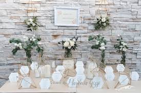 Dalle frasi alle iniziali, dall'aggiunta di decorazioni in perline fino alle soluzioni più ricercate con pizzi, merletti e nappe. Escort Card O Tableau Matrimonio 10 Idee Originali Per I Nomi Dei Tavoli