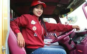 Truk trailer buatan eropa dengan 20 roda tersebut nyaris menabrak pengendara sepeda motor yang mendadak belok ke kanan. 5 Potret Perempuan Tangguh Yang Rela Jadi Sopir Truk Demi Cari Nafkah Okezone Lifestyle