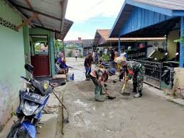 Gotong royong sendiri juga dapat diartikan sebagai bentuk kerja sama antara sejumlah orang atau warga masyarakat dalam kehidupan sosial dalam menyelesaikan sesuatu atau pekerjaan tertentu yang dianggap berguna untuk kepentingan bersama. Dilestarikan Dan Diwariskan Babinsa Koramil Penajam Hidupkan Tradisi Gotong Royong Infodesanews Com
