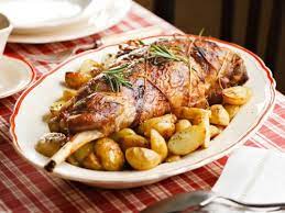 Ingredienti per 2 persone •lombo di agnello irlandese (1 carrè d'agnello) •100 gr di burro chiarificato per la cottura Cosciotto Di Agnello Al Forno Con Patate