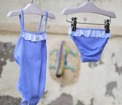 Culetín niña perforado con tonos vivos como el verde, azul, naranja, amarillo o fucsia y volante del mismo tono en cintura y lacito azul detrás. Banador O Culetin Para Ninas Blog Coto Blanc