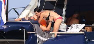 Même en maillot de bain. Photos En Vacances A Saint Tropez Cristina Cordula S Eclate En Maillot De Bain Avec Son Mari Sur Un Yacht Pureactu Com