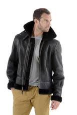 Ce manteau se distingue en effet par sa matière, le cuir et sa doublure, visible au niveau du col. Blouson Bombardier Homme Blouson Cuir Bombardier Cuirs Guignard