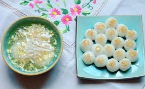 Bánh trôi làm bằng bột nếp, nhào nước cho nhuyễn, rồi nặn thành hình tròn như quả táo, bọc lấy hình ảnh trong bài thơ là bánh trôi nước. Táº¿t Han Thá»±c Phan Biá»‡t Banh Troi Banh Chay Banh Troi NÆ°á»›c Troi Kho