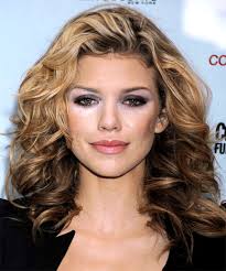 It took me a long time to find peace with my hair, but someone turned me making a dramatic return to darker hair, mccord chose a smoky eye and natural curls for the art of van cleef. 20 Annalynne Mccord Hairstyles Hair Cuts And Colors